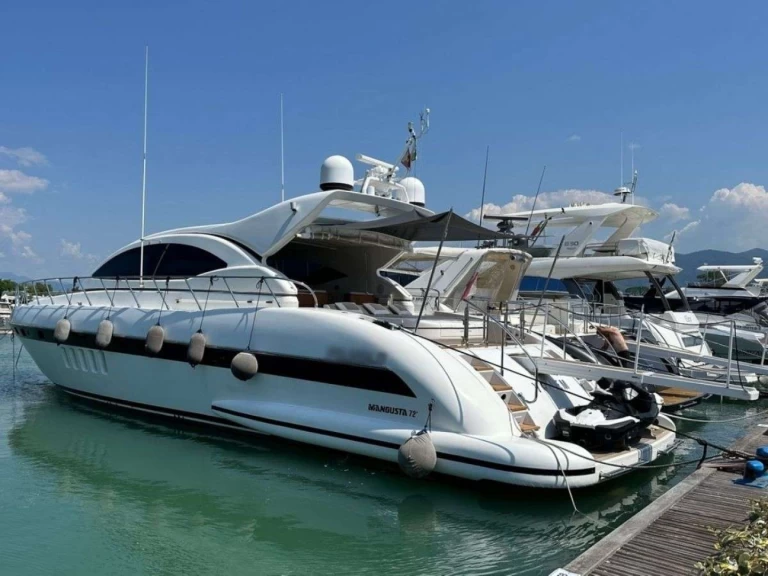 Pronájem jachty v Miami -Mangusta Elton II na Samboatu
