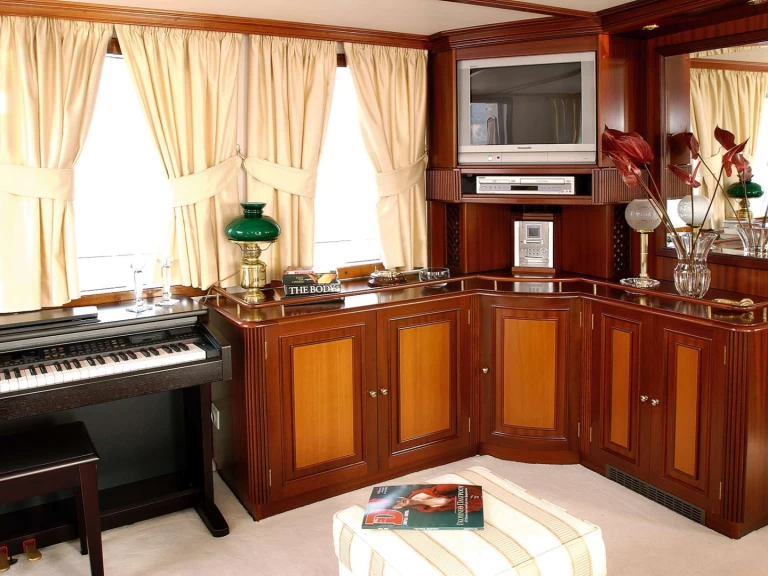 Pronajmout si Custom LIANA H v Řecko