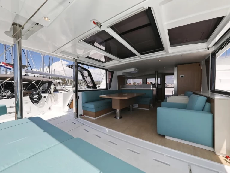 Katamarán k pronájmu v Donji Seget za nejlepší cenu