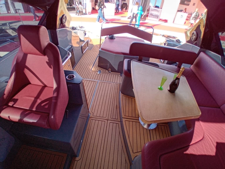 Grginić Mirakul 40 jednotlivci a charterové společnosti v Biograd Na Moru