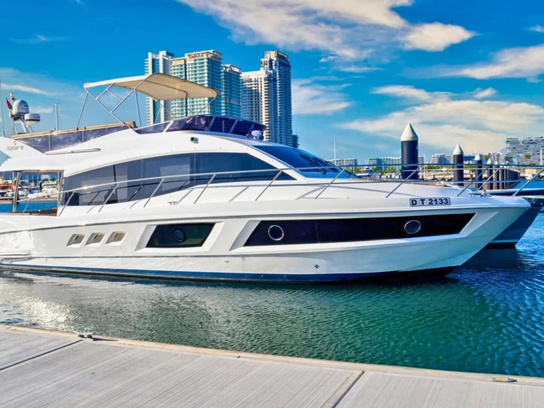 Pronájem lodi Dubai Marina lákavé ceny majesty 48ft