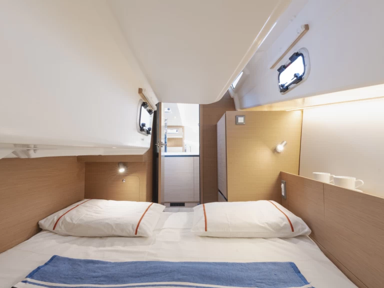 Jeanneau Sun Odyssey 350 jednotlivci a charterové společnosti v La Rochelle