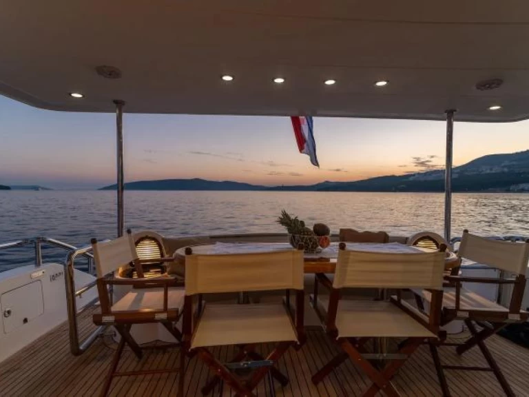 Pronájem Jachta Custom s licencí