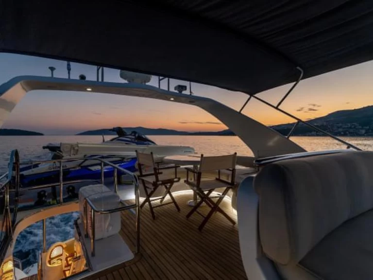 Custom Yaretti 2210  jednotlivci a charterové společnosti v Cannigione