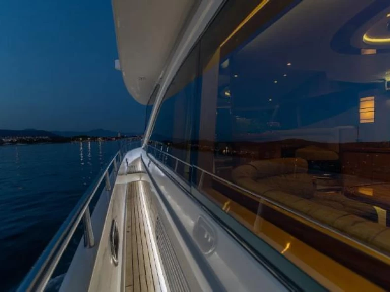 Pronajmout si Custom Yaretti 2210  v Cannigione