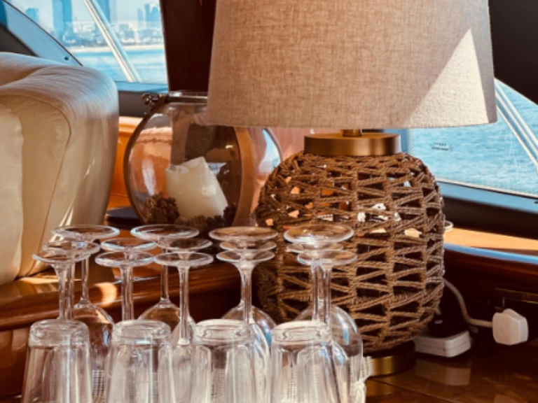 Pronajmout si Azimut Azimut 62 Fly v Dubai Marina