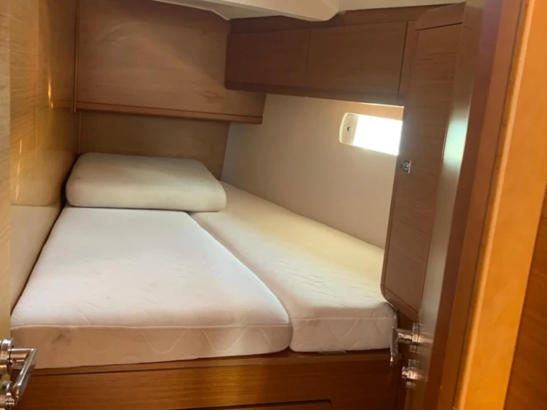 Jeanneau Sun Odyssey 519 jednotlivci a charterové společnosti v Perigiali