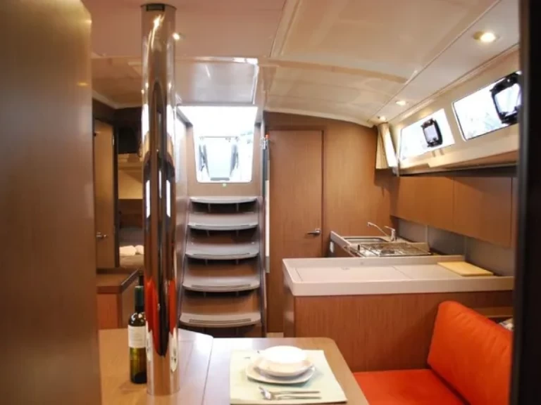 Bénéteau Oceanis 41.1 jednotlivci a charterové společnosti v Perigiali