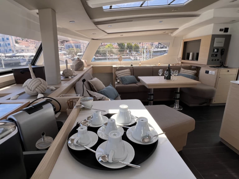 Pronajmout si Fountaine Pajot Aura 51 v Perigiali