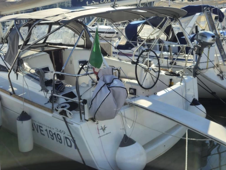 Pronajmout Plachetnice se skipperem či ne Jeanneau v Salivoli