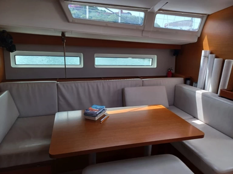 Jeanneau Sun Odyssey 490 jednotlivci a charterové společnosti v Olbia