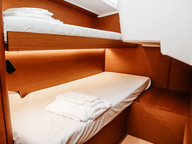 Pronajmout si Jeanneau Sun Loft 47 v Olbia