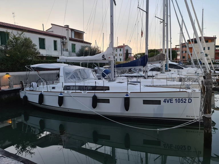 Bénéteau Oceanis 38 (3/2) jednotlivci a charterové společnosti v Olbia