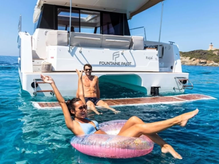 Pronajmout si Fountaine Pajot Fountaine Pajot MY 40 v Phuket Yacht Haven Marina