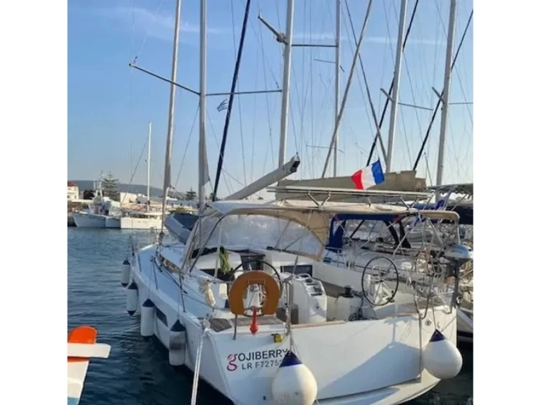 Pronajmout si Jeanneau Sun Odyssey 440 v Paros (ostrov)