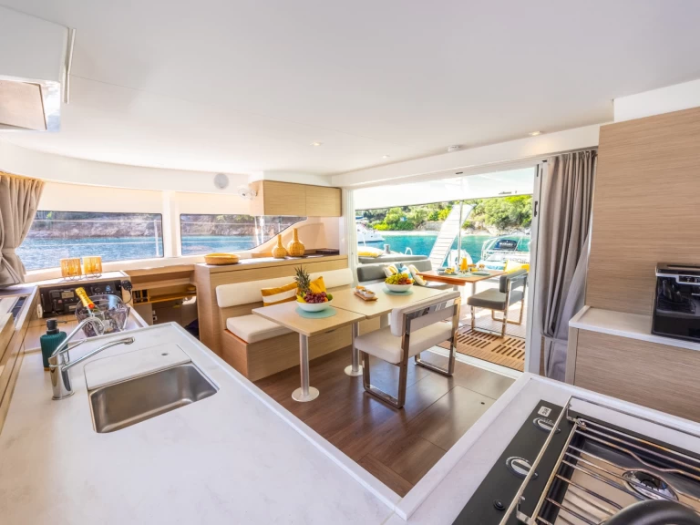 Pronájem Katamarán Lagoon s licencí