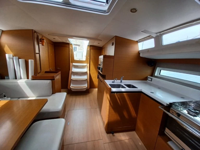 Pronájem lodi Olbia lákavé ceny Sun Odyssey 490
