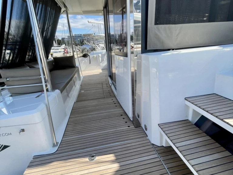 Bali Bali 4.1 jednotlivci a charterové společnosti v Nidri