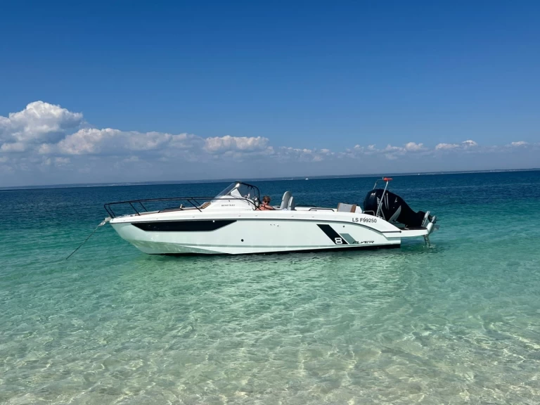 Pronájem Motorová loď Bénéteau s licencí