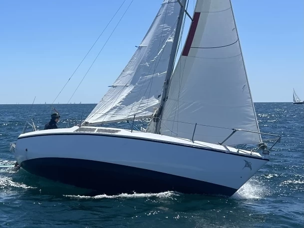 Pronajmout Plachetnice se skipperem či ne Jeanneau v Port la Forêt