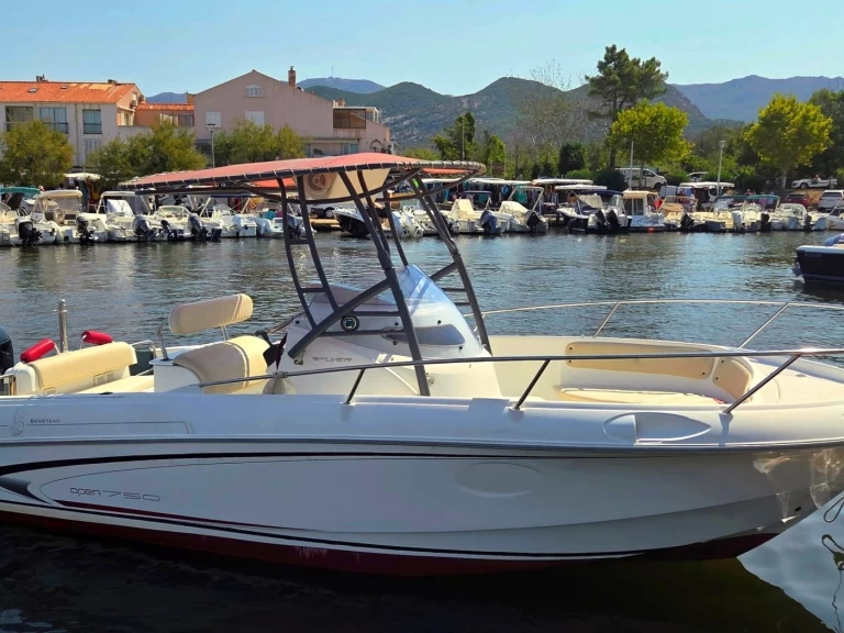 Bénéteau Flyer 750 Open jednotlivci a charterové společnosti v Saint-Florent