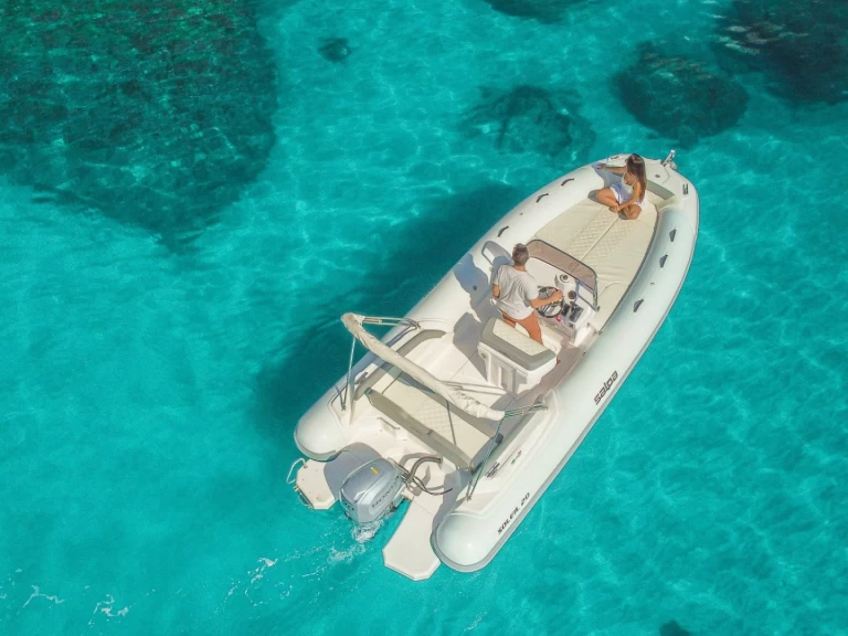 Polotuhá loď k pronájmu v Cagliari za nejlepší cenu