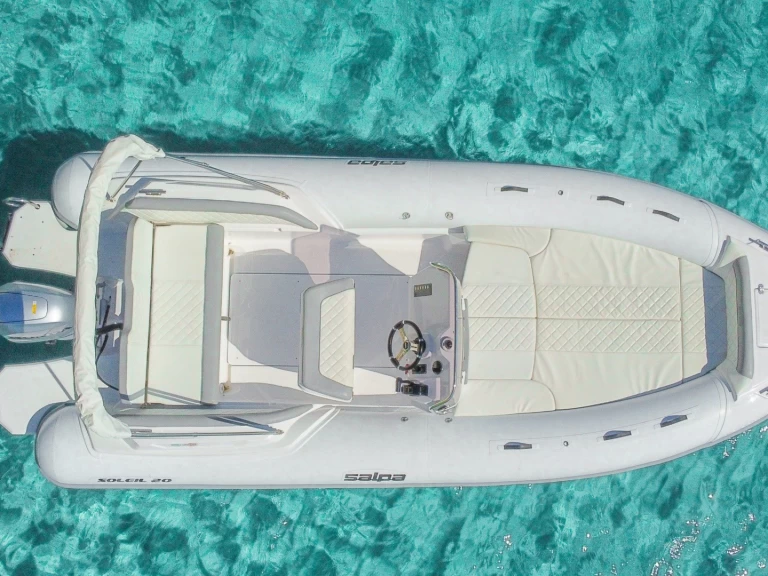 Salpa Salpa Soleil 20 jednotlivci a charterové společnosti v Cagliari