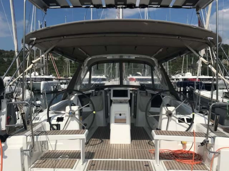 Pronajmout si Bénéteau Oceanis 38.1 v Split