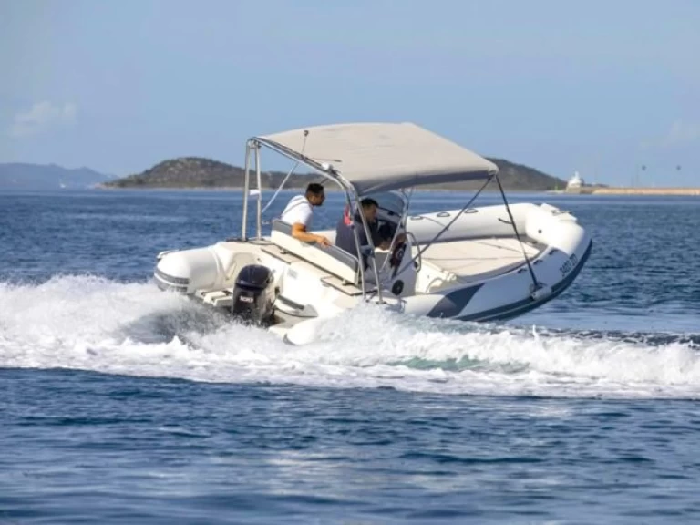 Pronajmout Polotuhá loď se skipperem či ne Bsc v Preko