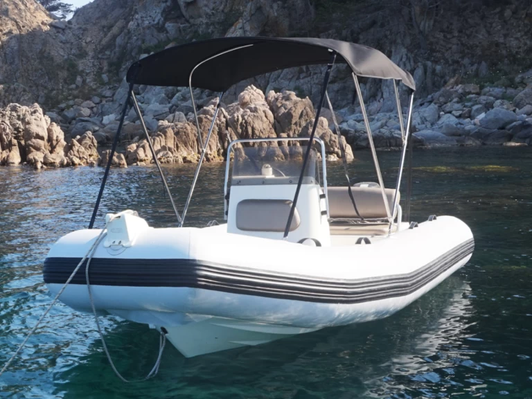 Pronájem Polotuhá loď Zodiac s licencí