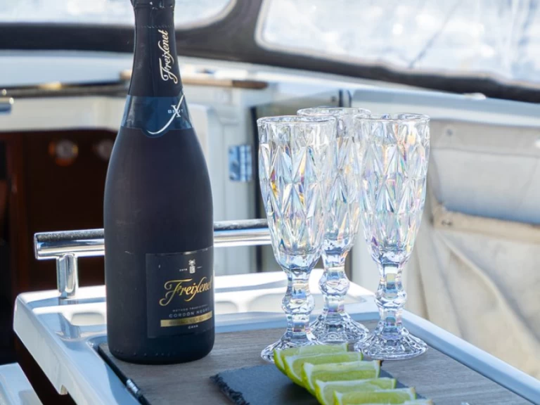 Pronajmout si Bénéteau Oceanis 38.1 v Pula