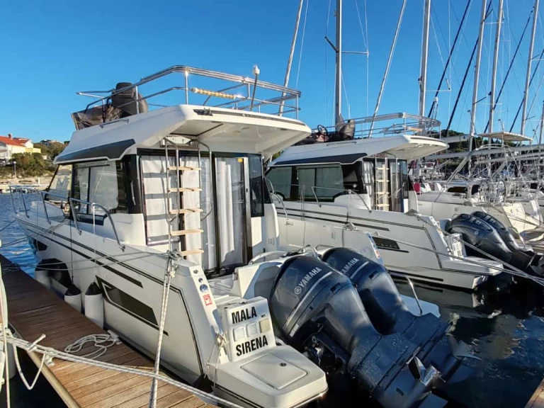 Jeanneau Merry Fisher 1095 Fly jednotlivci a charterové společnosti v Drage