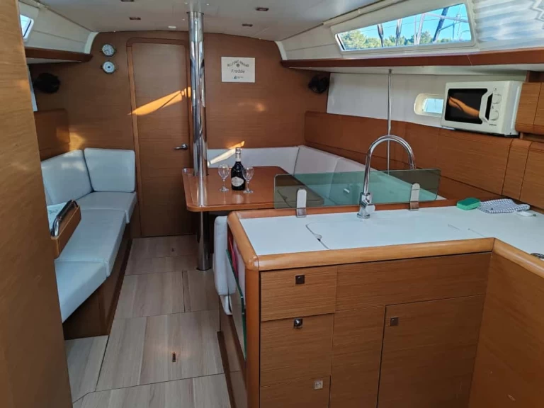 Pronájem lodi Drage lákavé ceny Sun Odyssey 389