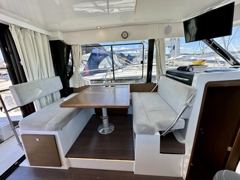 Pronajmout si Jeanneau Merry Fisher 1095 Fly v Drage