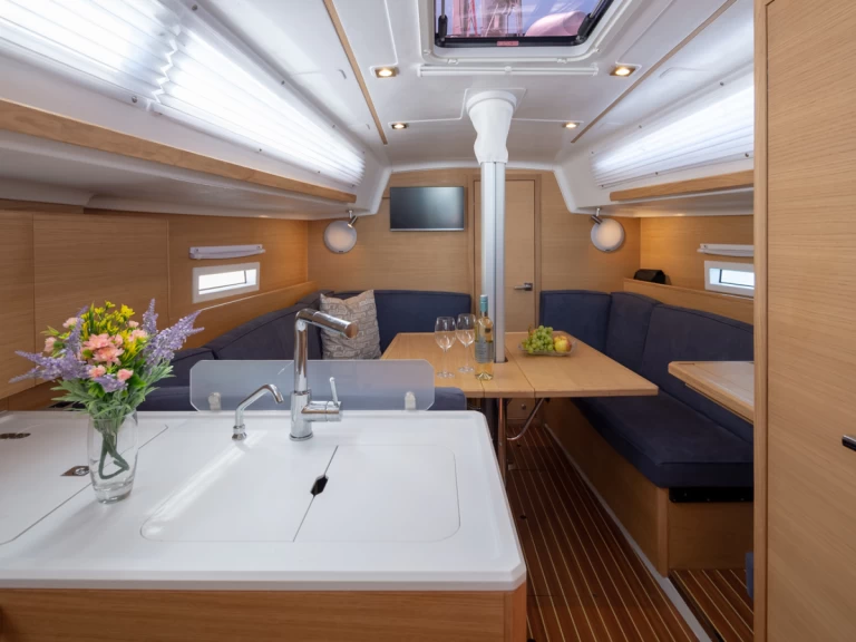 Pronájem lodi Elan E4 v Betina na Samboatu