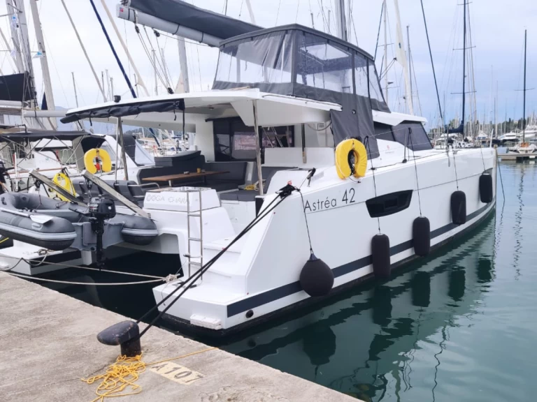 Pronájem Katamarán Fountaine Pajot s licencí