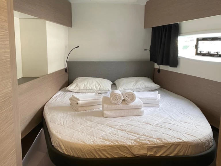 Pronajmout Katamarán se skipperem či ne Fountaine Pajot v Níkiti