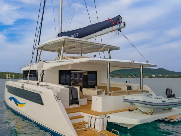 Pronájem Katamarán Island Spirit Yachts s licencí