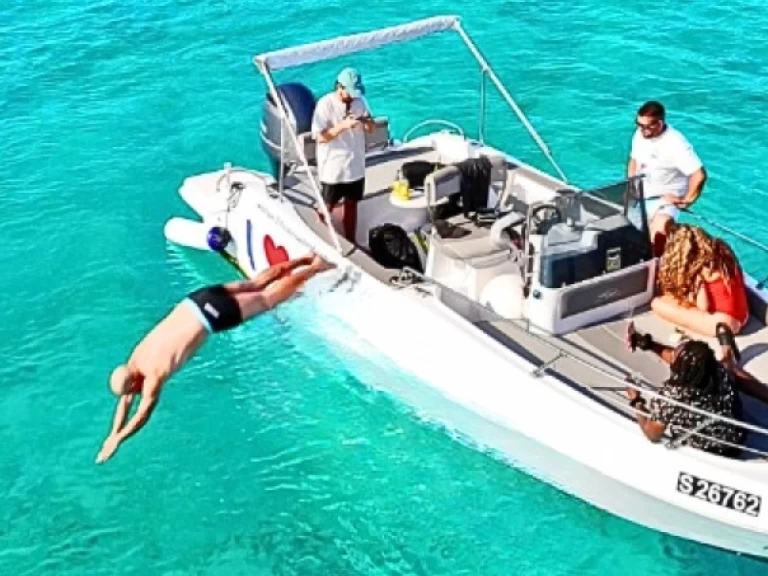 Bluemax 23 Open Boat  jednotlivci a charterové společnosti v Comino