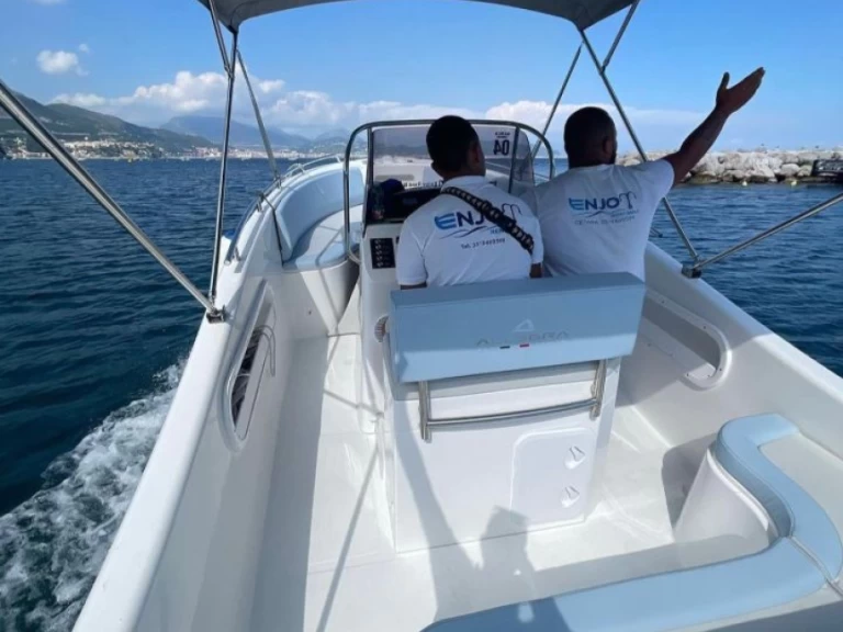 Motorová loď k pronájmu v Cetara za nejlepší cenu