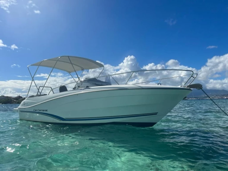 Pronajmout si Jeanneau Cap Camarat 7.5 CC Serie 2 v Les Trois-Îlets