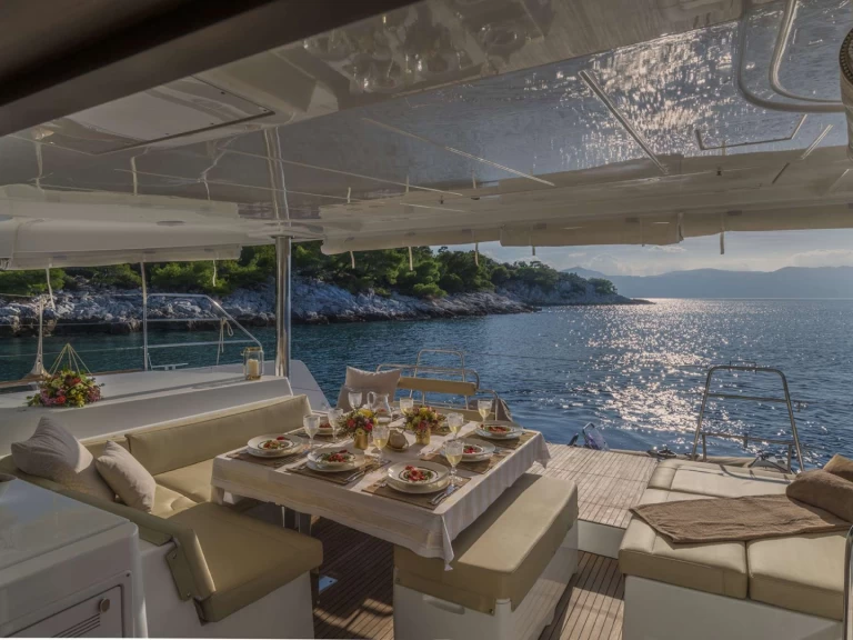 Pronajmout si Lagoon FLO v Nea Peramos