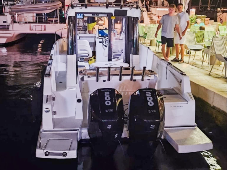 Pronájem Motorová loď Bénéteau s licencí