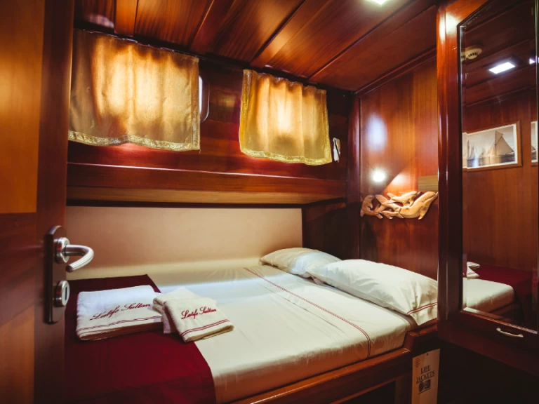  Latife Sultan jednotlivci a charterové společnosti v Milazzo