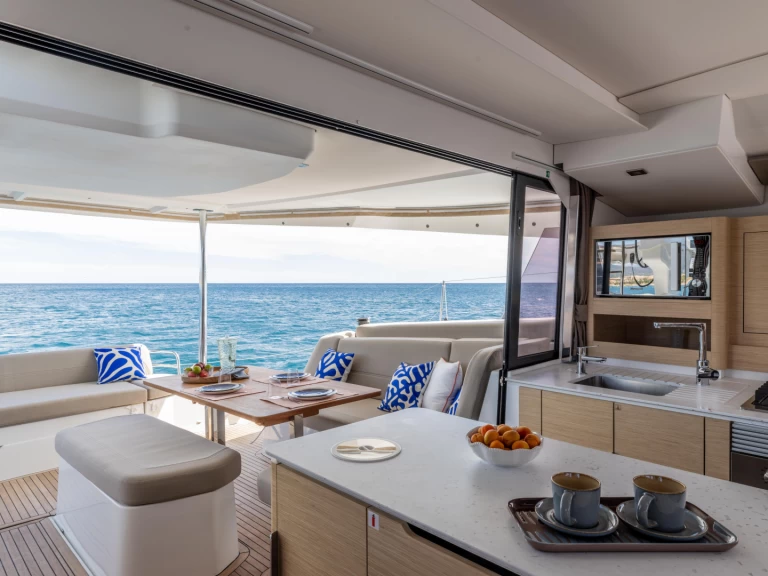 Pronajmout si Fountaine Pajot FP 44 v Marina de Portimão