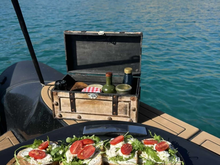 Pronájem Polotuhá loď v Mykonos (City) -Fost  MATRIX