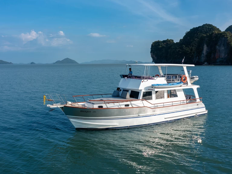 Pronájem Motorová loď Grand Banks s licencí