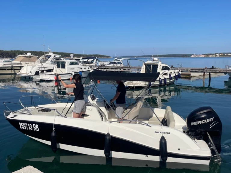 Quicksilver Activ 605 Sundeck jednotlivci a charterové společnosti v Rab