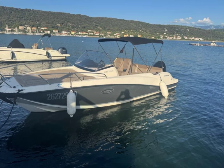Quicksilver Activ 675 Sundeck jednotlivci a charterové společnosti v Rab