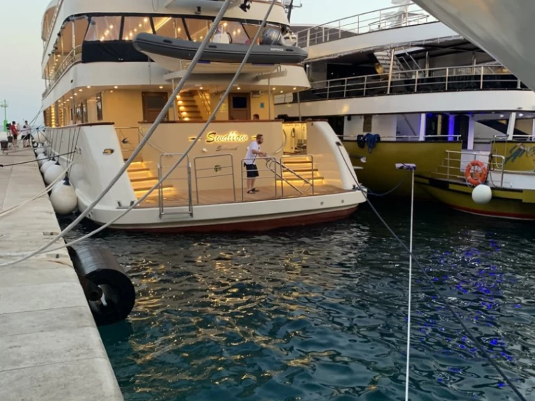 Pronájem jachty v Komolac -Custom Made Lastavica na Samboatu